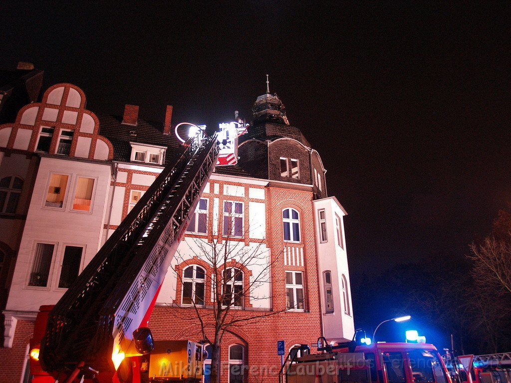 Feuer 3 Dachstuhlbrand Koeln Muelheim Gluecksburgstr P206.JPG